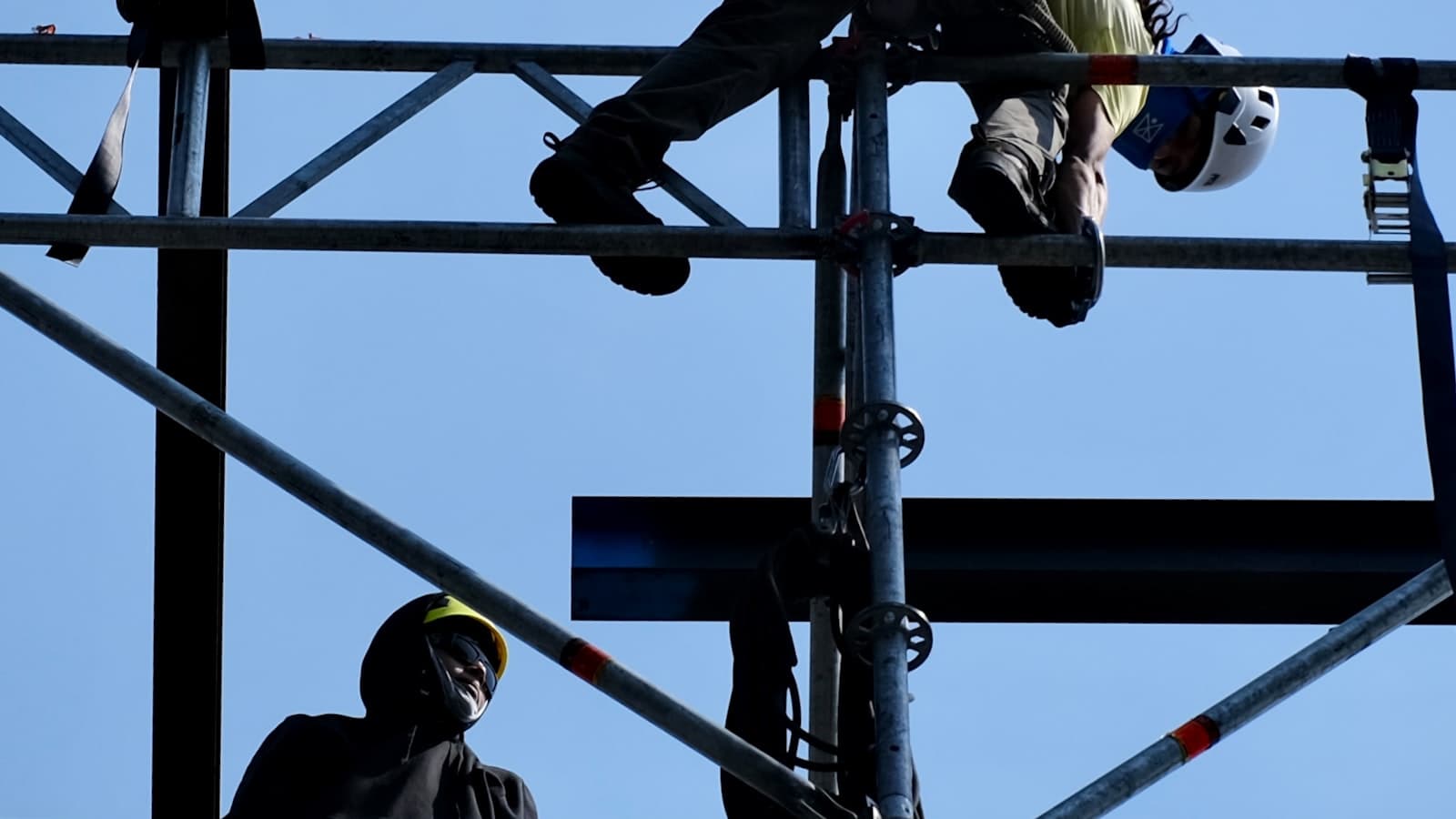 Cuadrilla de mantenimiento aplicando consignación (LOTO) en equipos de terminal