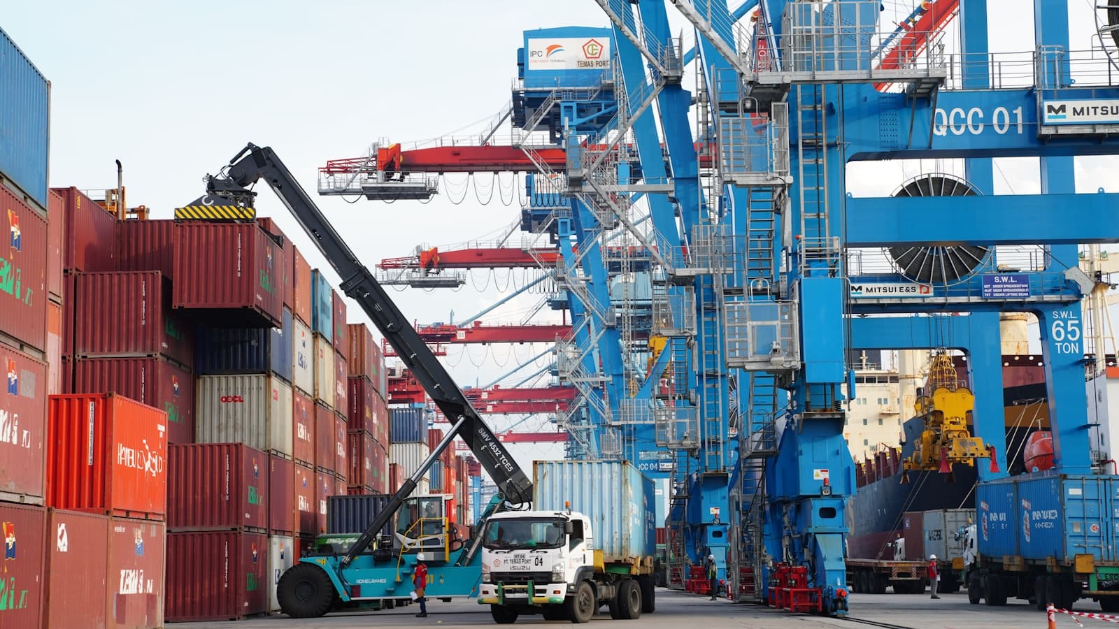 Container terminal with ship-to-shore cranes and a truck