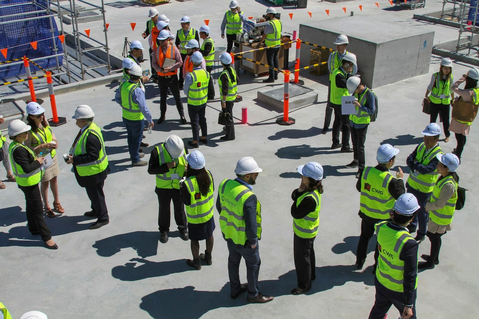 Trabajadores con ropa de alta visibilidad en un briefing de seguridad