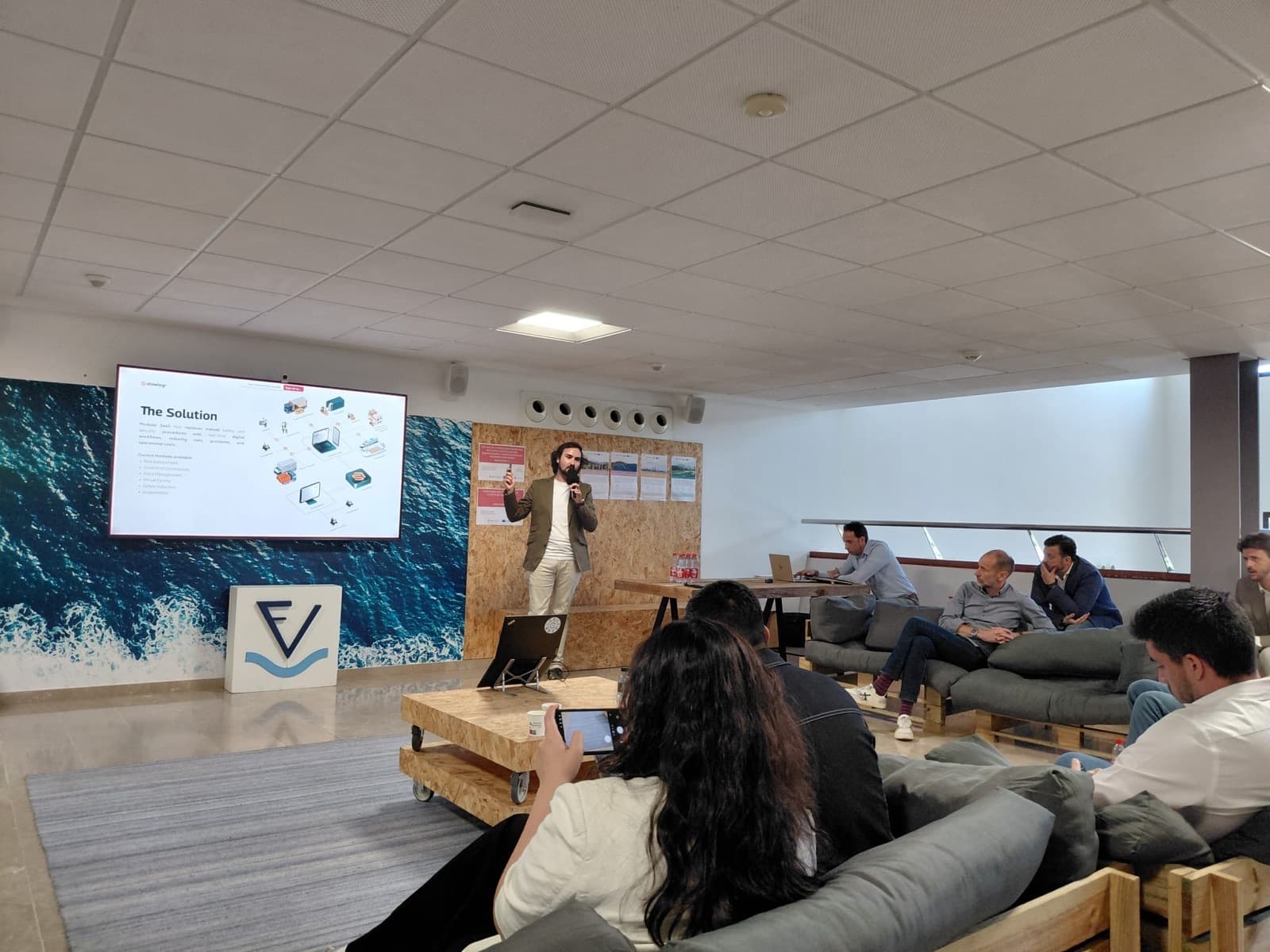 Pablo Aguirre, CEO of Stowlog, presenting the platform at the Opentop & PIER71 innovation event in Valencia
