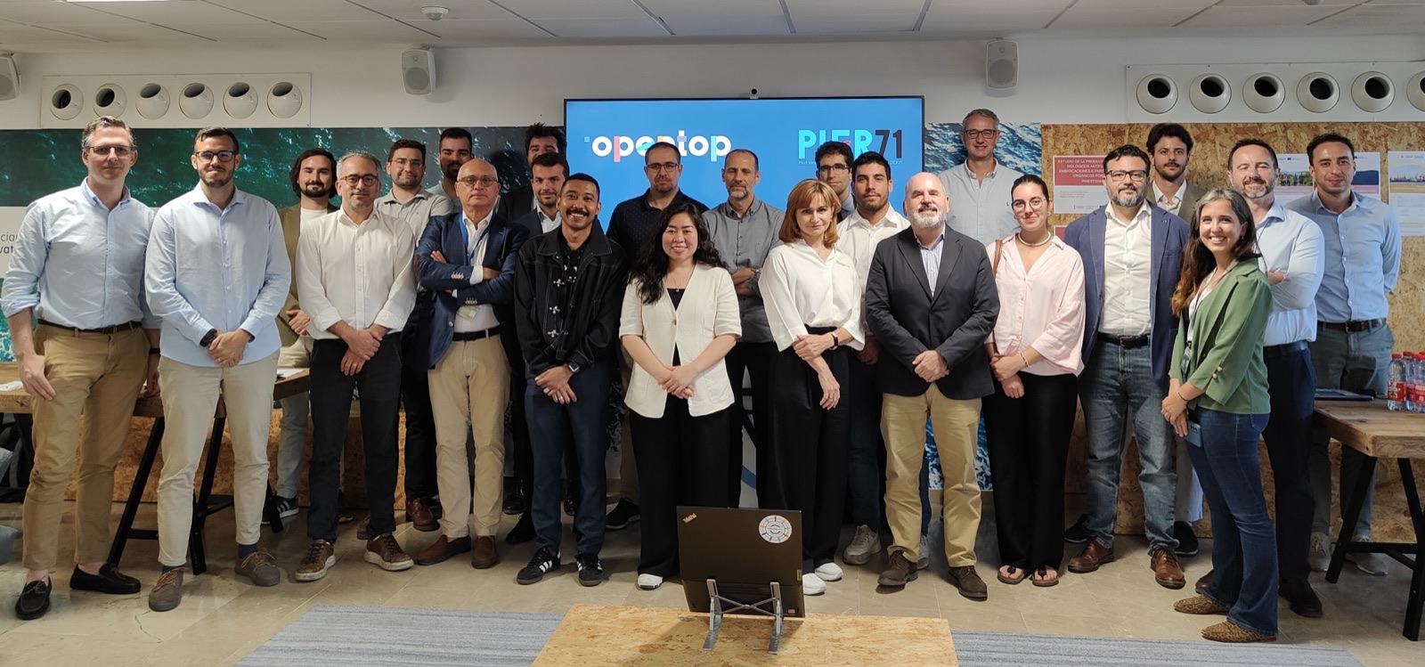 Participantes del evento de innovación de Opentop y PIER71 en el Puerto de Valencia